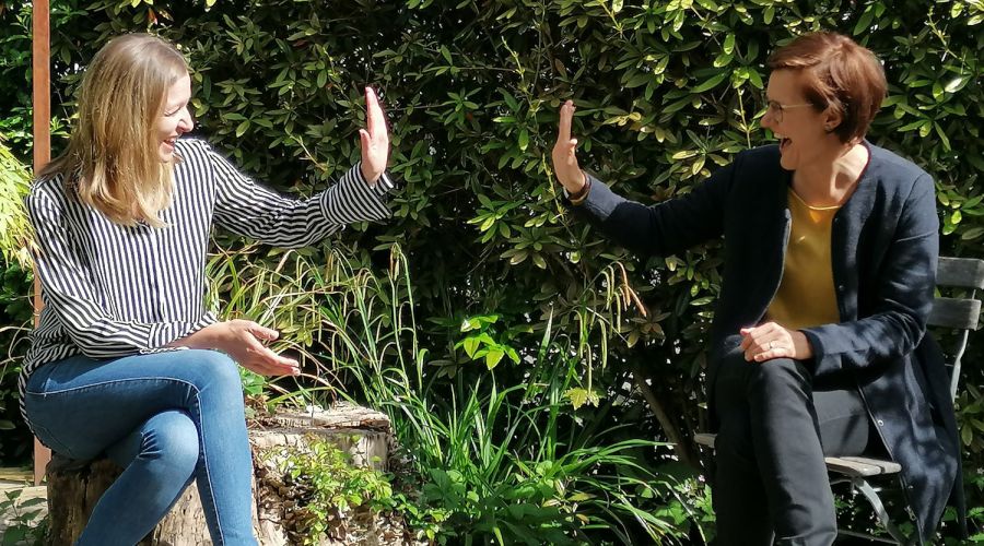 Abklatsch auf Distanz im OK-Pr&auml;sidium des Stadtfestes Luzern: Nicole Reisinger (links) &uuml;bernimmt von Corinne Imbach.